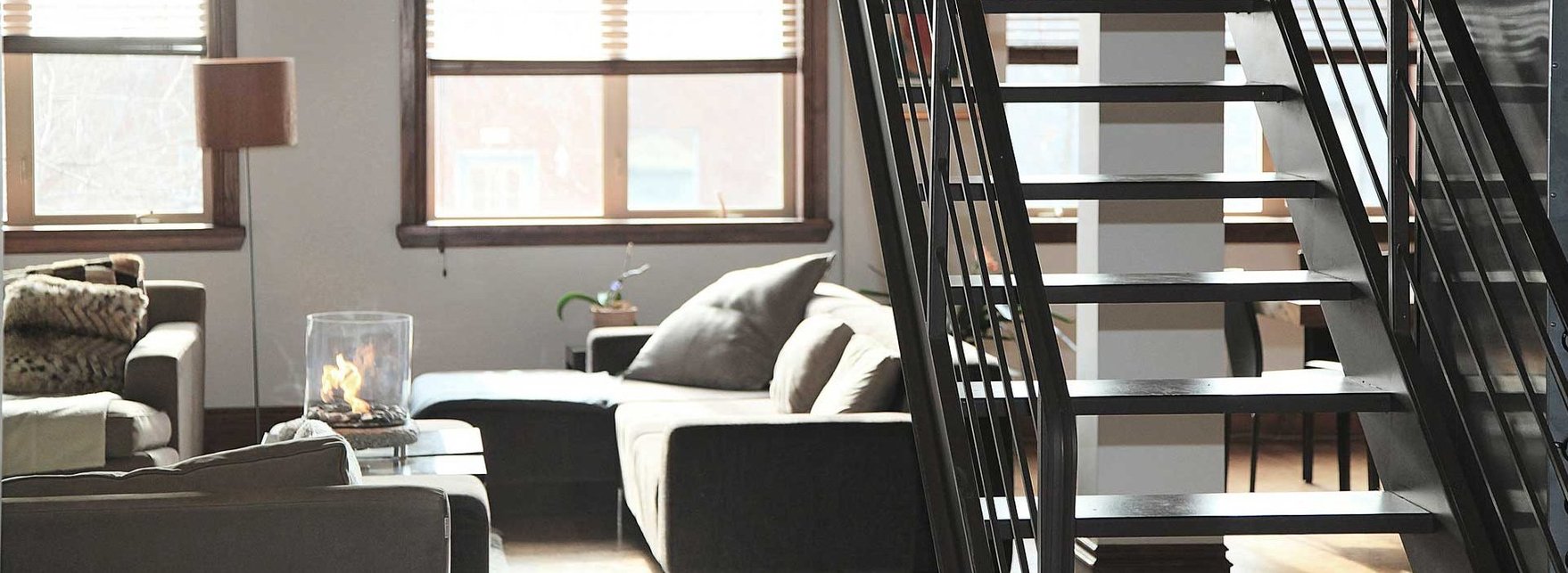 Innenansicht einer Wohnung mit Treppe nach oben