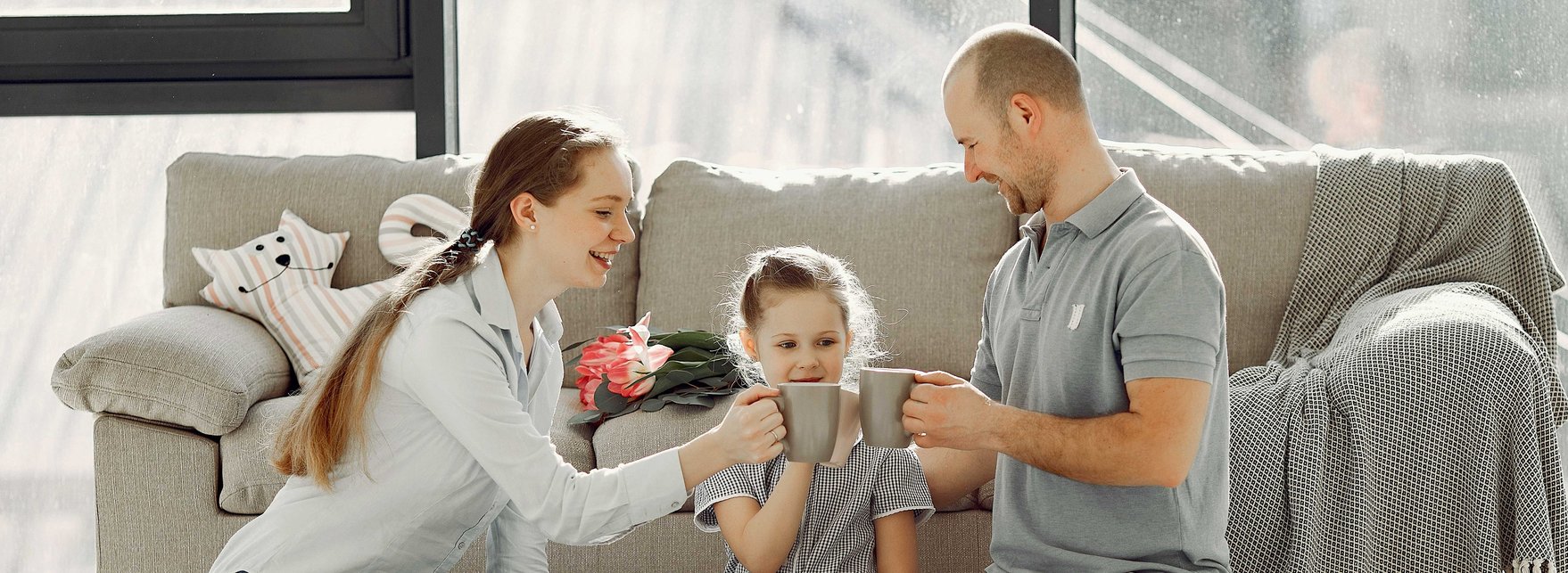 Guntermann und Partner | Familienrecht Eine Familie beim Kaffee trinken